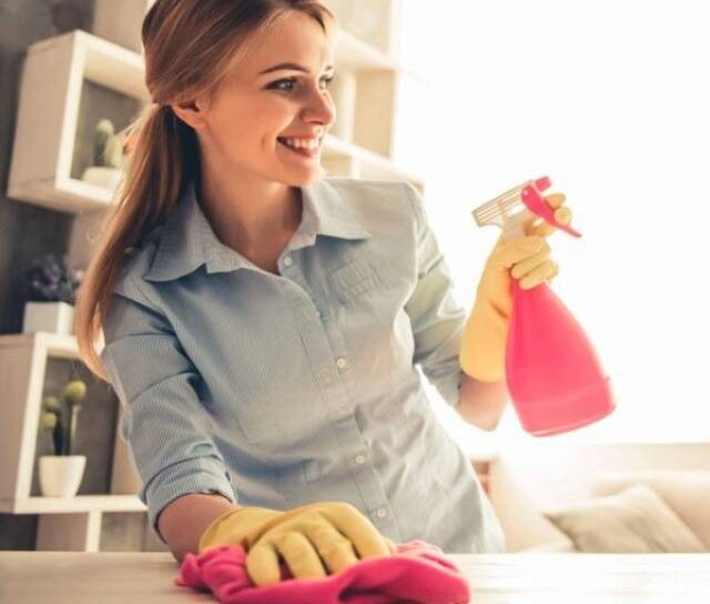 Mujer profesional realizando una limpieza profunda en Madrid con pulverizador