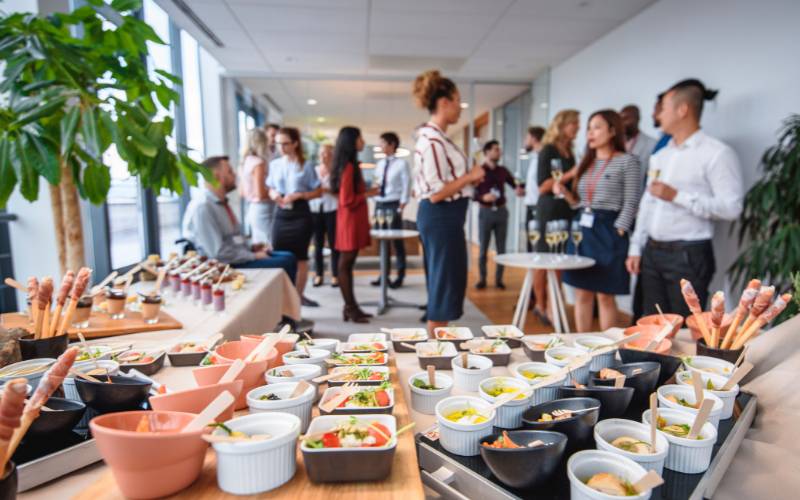 Fiesta en la oficina-min