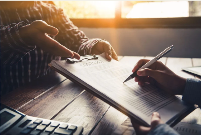 Encuentra el contrato de limpieza perfecto para tu hogar u oficina. Modelos, plantillas y ejemplos descargables. Cláusulas esenciales para una limpieza impecable. ¡Ahorra tiempo y dinero! Contrata profesionales de limpieza con confianza.