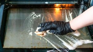 Eliminando grasa quemada en una limpieza profunda de horno