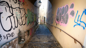 Qué productos utilizar para la limpieza de graffitis en fachadas