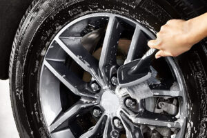 Proceso de limpiar las llantas de un coche con detalle
