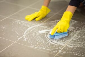 Cómo limpiar las juntas del suelo antes y después de usar bicarbonato