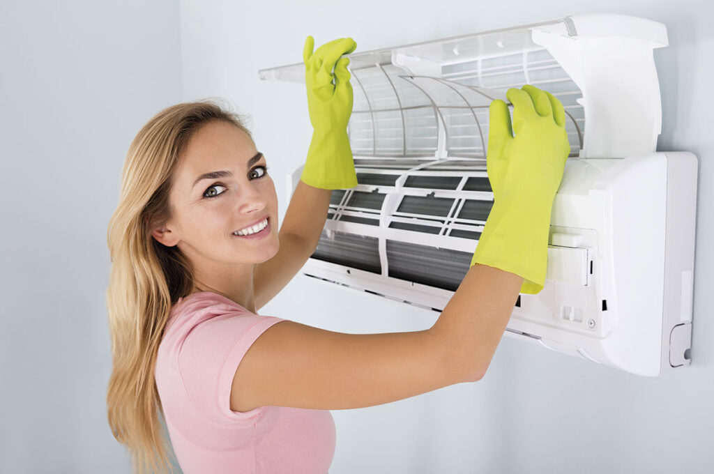 Mantenimiento de la unidad externa en la guía de cómo limpiar un aire acondicionado.