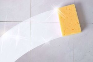 Cómo limpiar las juntas del suelo antes y después de usar bicarbonato