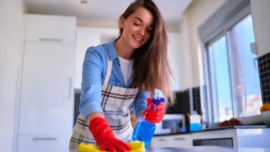 Cómo preparar un servicio de limpieza ocasional en la cocina