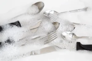 Proceso manual para limpiar cubiertos de plata oxidados con bicarbonato