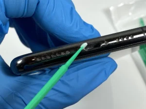 Materiales seguros para limpiar el conector del iPhone