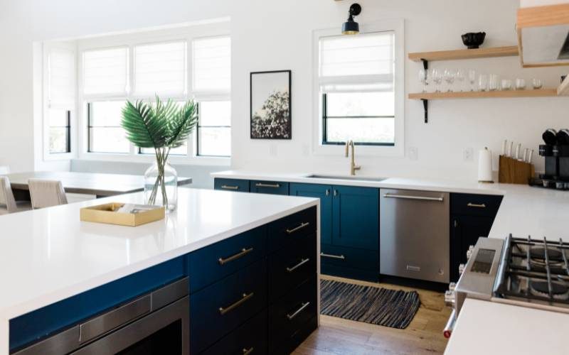 Diseño de cocina moderna con encimeras blancas impecables.