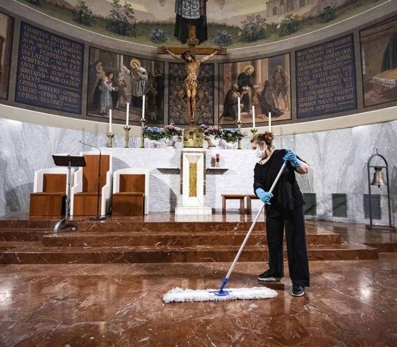 Mantenimiento detallado de suelos de mármol en santuarios de Madrid.